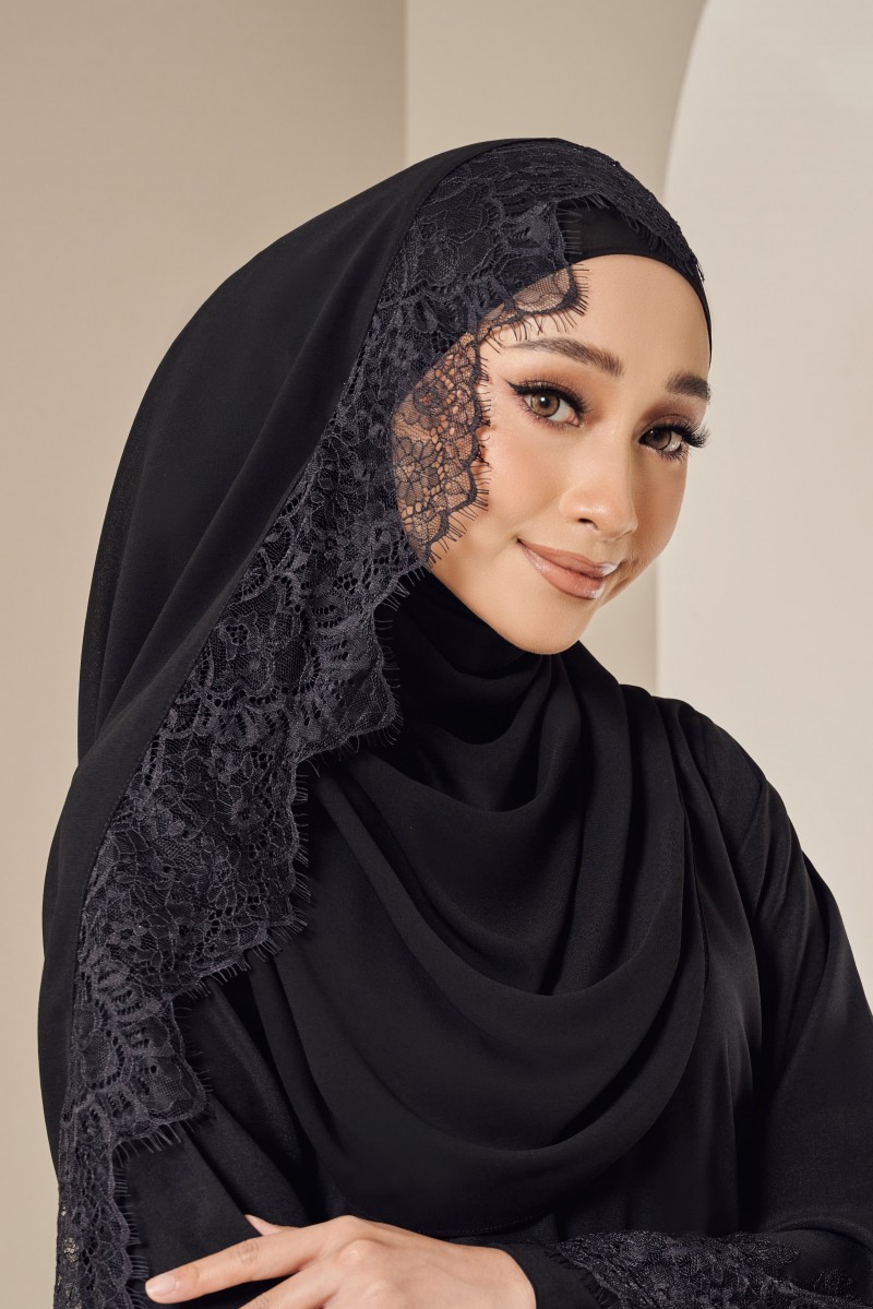 AMIA Long Shawl in Black